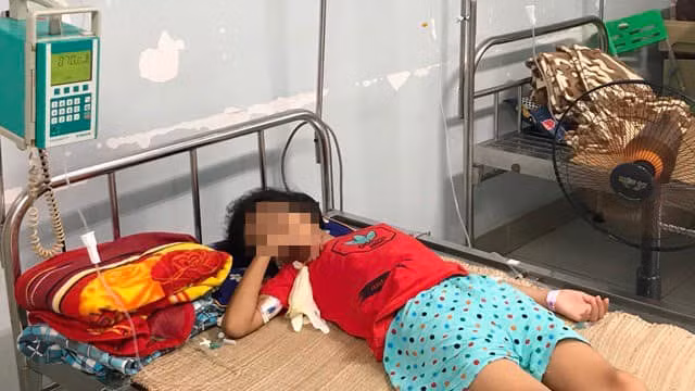 Bé gái đang điều trị tại Bệnh viện Nhi Trung ương
