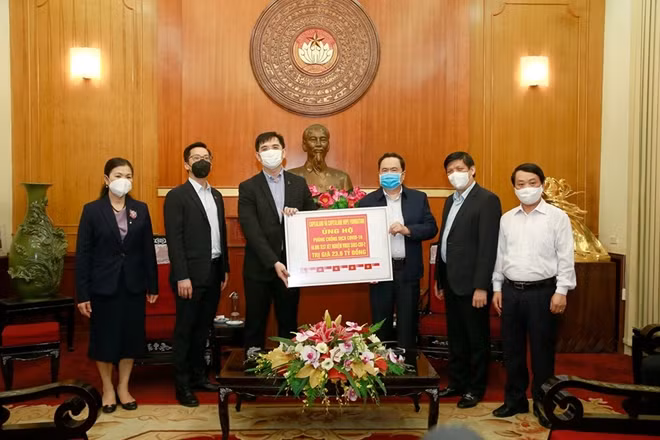 Chủ tịch Ủy ban Trung ương Mặt trận Tổ quốc Việt Nam Trần Thanh Mẫn trao 150 tỷ đồng cho Bộ Y tế