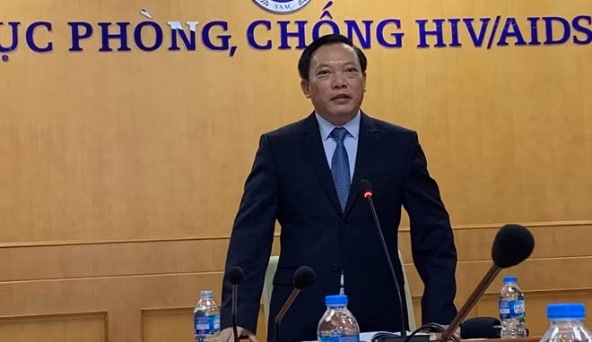 TS. Hoàng Đình Cảnh, Phó cục trưởng Cục phòng, chống HIV/AIDS thông tin tại buổi gặp mặt báo chí