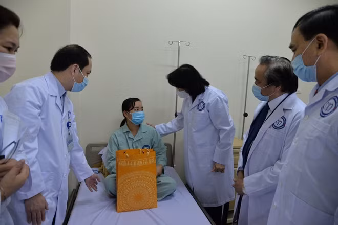 Phó Chủ tịch nước thăm hỏi và tặng quà bệnh nhân đang điều trị tại Bệnh viện Nội tiết Trung ương