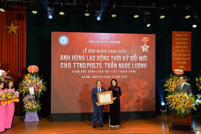 Phó Chủ tịch nước Đặng Thị Ngọc Thịnh trao danh hiệu Anh hùng Lao động thời kỳ đổi mới cho PGS.TS.TTND Trần Ngọc Lương