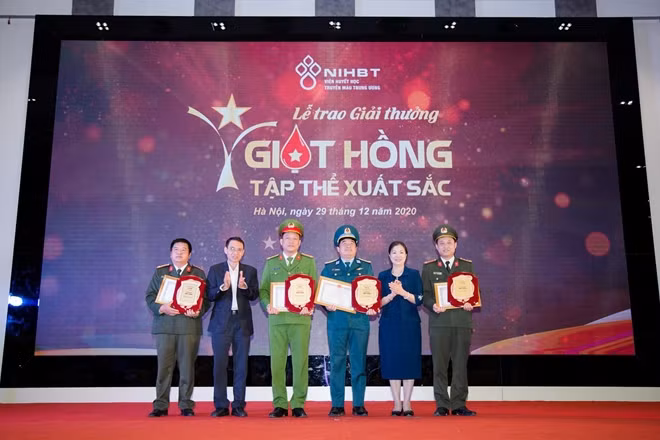 Ba đơn vị Công an được trao giải thưởng Giọt hồng năm 2020