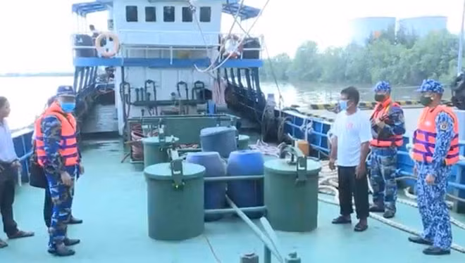 Tàu nước ngoài đang sang mạn trái phép trên vùng biển Việt Nam bị Cảnh sát biển phát hiện