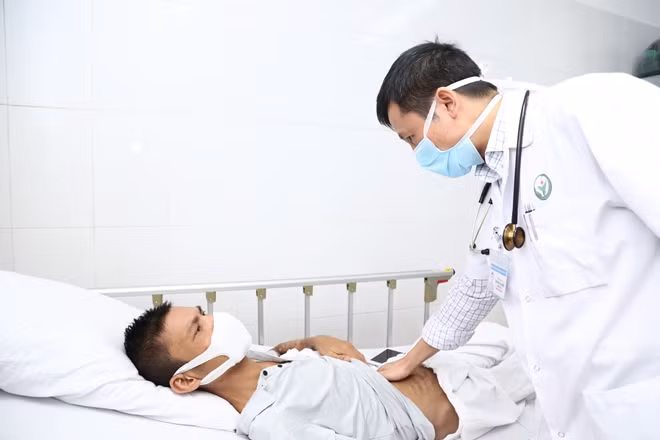 TS. Nguyễn Thế Cường đang khám cho bệnh nhân