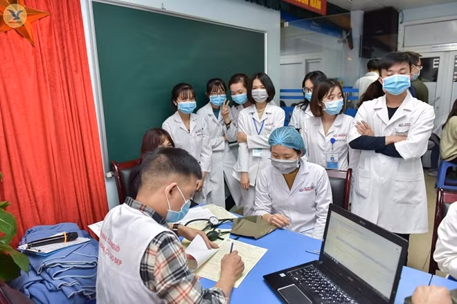 Đội ngũ y, bác sĩ BVĐK Medlatec xếp hàng đăng ký hiến máu