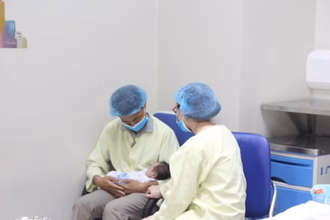 Em bé hồi sinh sau trong vòng tay cha mẹ khi được các bác sĩ "sửa chữa" trái tim