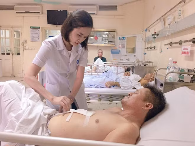 Bệnh nhân được bác sĩ thăm khám sau phẫu thuật khối u gan "khủng"