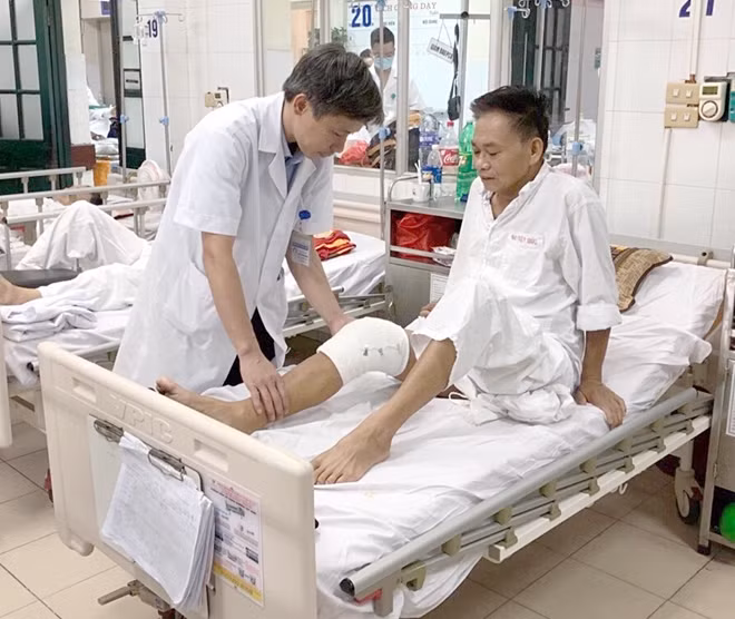 PGS.TS Nguyễn Mạnh Khánh kiểm tra sau mổ cho bệnh nhân