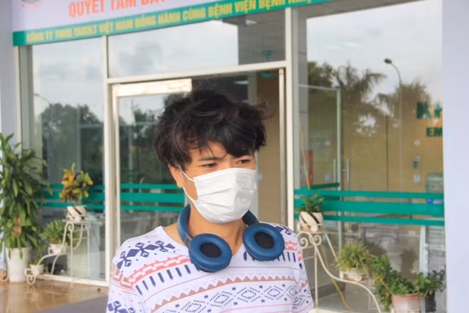 Nam bệnh nhân chia sẻ, anh rất vui khi khỏi bệnh và chuẩn bị được về với gia đình