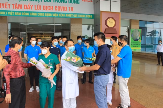 Niềm vui của đoàn bay và nhân viên y tế khi được xuất viện