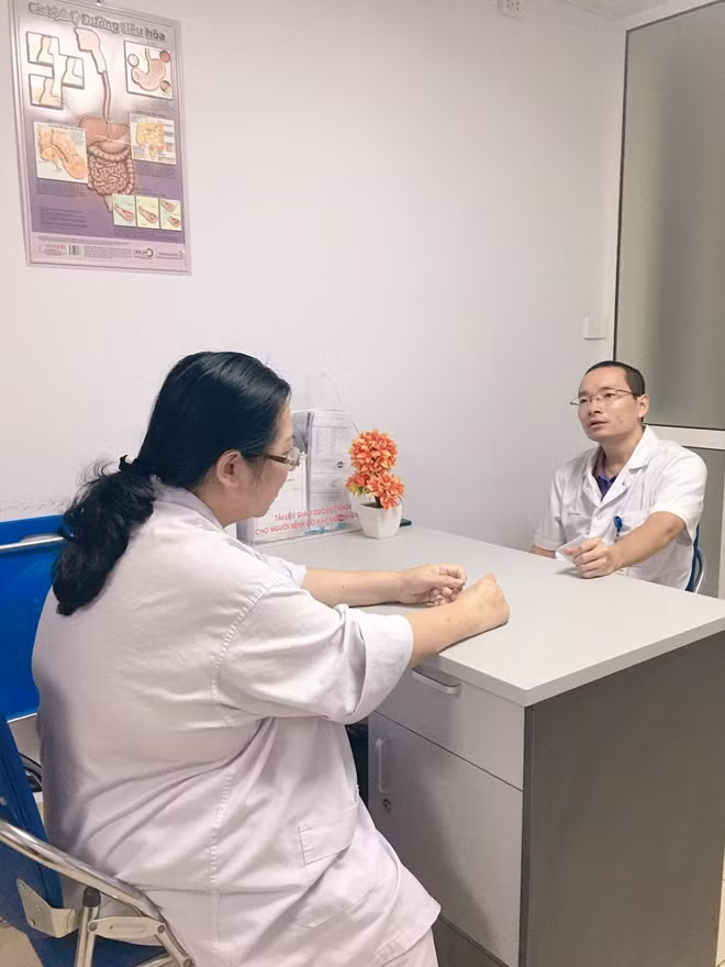 BS Bùi Thanh Phúc đang khám cho một bệnh nhân giảm béo trước khi phẫu thuật