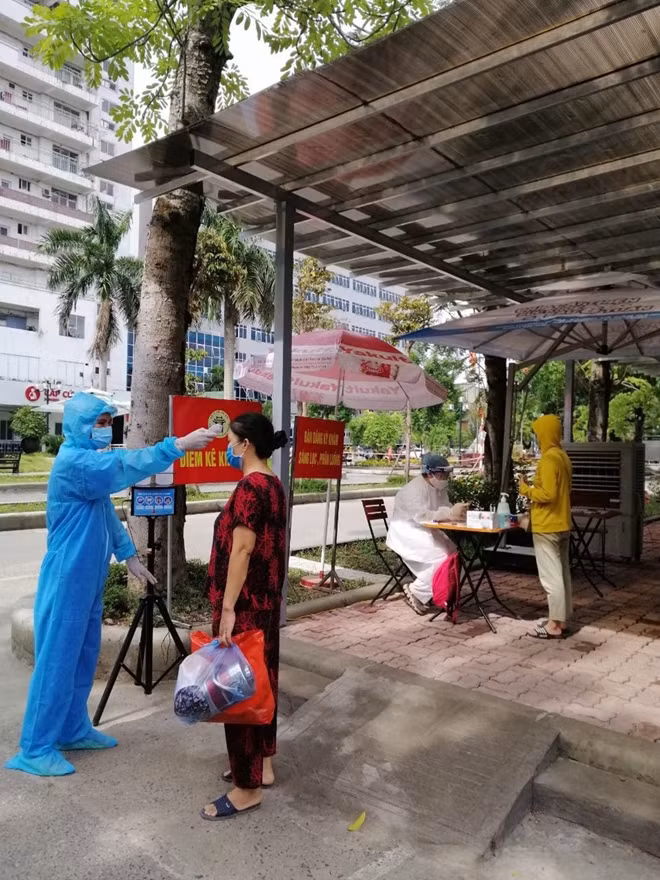 Đo thân nhiệt cho bệnh nhân, người nhà bệnh nhân trước khi vào Bệnh viện Thanh Nhàn