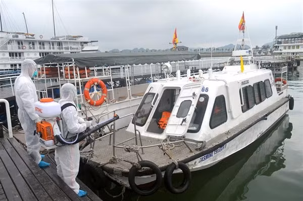 Phun tiêu độc, khử trùng tàu du lịch