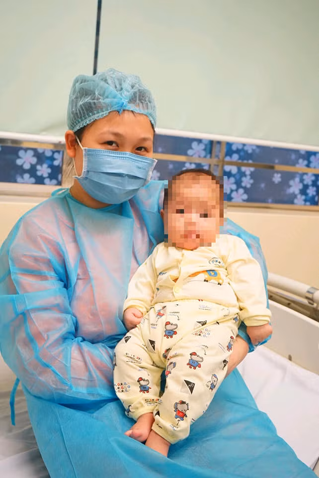 Bé 3 tháng tuổi cùng mẹ hôm nay được xuất viện Bé 3 tháng tuổi cùng mẹ hôm nay được xuất viện