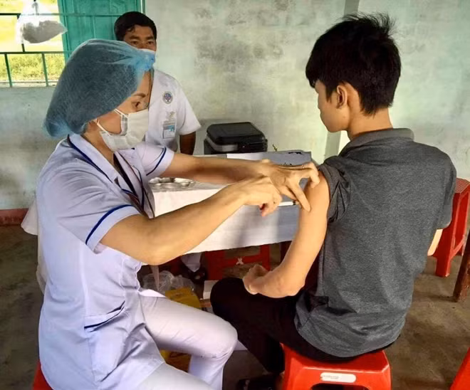 Tiêm chủng ngừa bạch hầu tại một điểm tiêm chủng của xã Đắk Ruồng