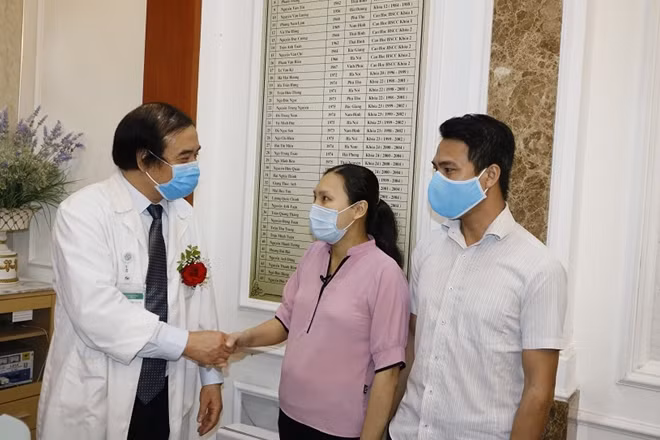 Vợ chồng sản phụ Hoàng Thị Tân cảm ơn GS.TS Nguyễn Văn Chi, Trưởng Khoa Cấp cứu A9