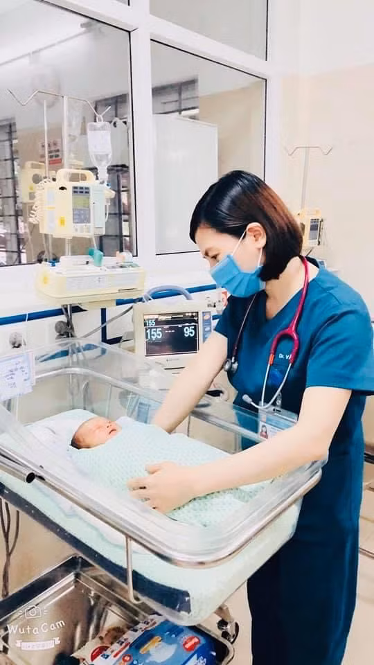Bé An được các bác sĩ, điều dưỡng của Khoa Sơ sinh chăm sóc tận tình Bé An được các bác sĩ, điều dưỡng của Khoa Sơ sinh chăm sóc tận tình