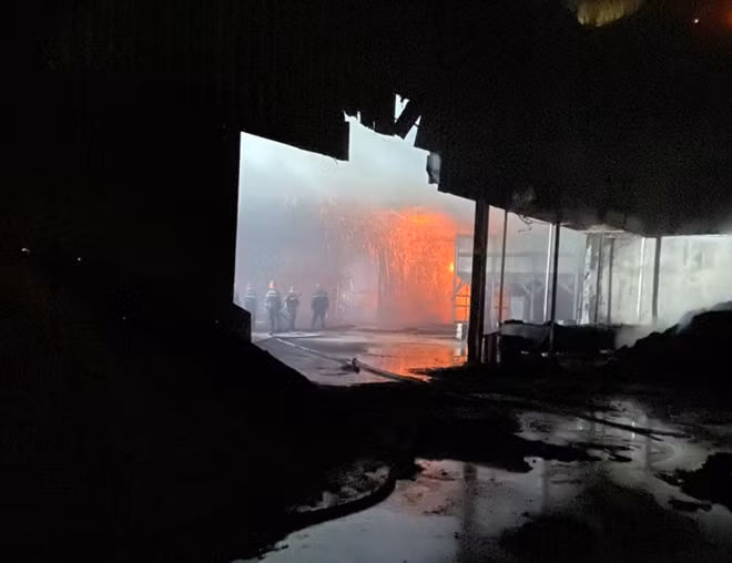 Lực lượng chữa cháy dập tắt đám lửa sau hơn 1 giờ.