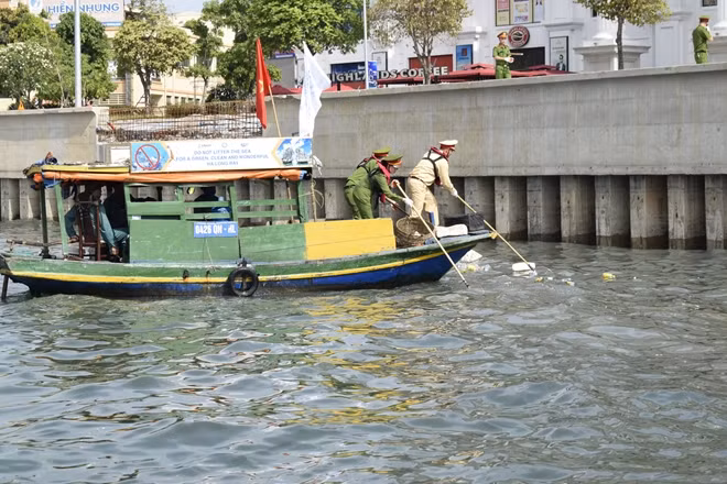 Đoàn viên, thanh niên Công an tỉnh Quảng Ninh thu gom rác trên biển