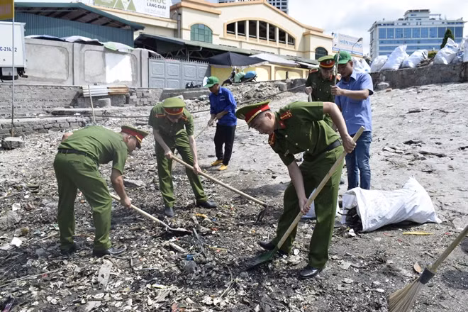 Đoàn viên, thanh niên tham gia dọn rác ngay sau lễ phát động
