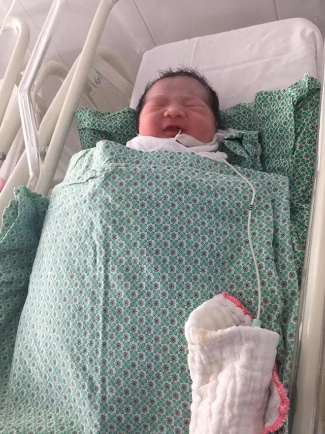 Bé gái chào đời khỏe mạnh