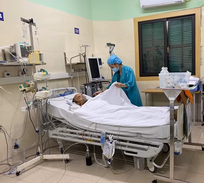 Bệnh nhân ghép tim 33 tuổi đang được chăm sóc tích cực tại Trung tâm Tim mạch và Lồng ngực, anh đã hồi sinh sự sống