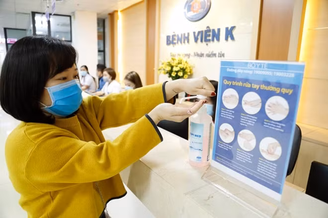 Trang bị đầu đủ dung dịch rửa tay khô