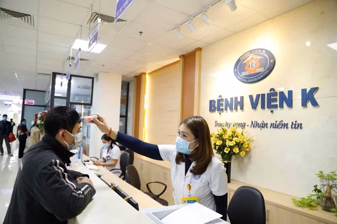 Bệnh nhân được đo nhiệt độ khi tới khám
