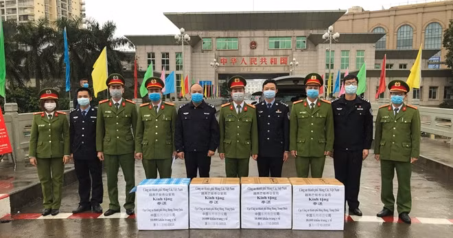Công an TP Móng Cái tặng 10.000 chiếc khẩu trang y tế cho Công an TP Đông Hưng, Trung Quốc