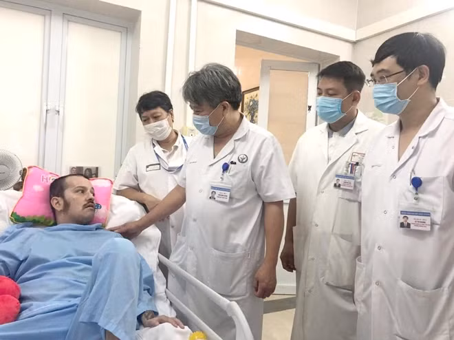 GS.TS Trần Bình Giang, Giám đốc Bệnh viện Hữu nghị Việt Đức thăm và trò chuyện với bệnh nhân