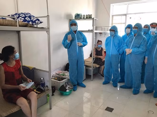 Thứ trưởng Bộ Y tế Đỗ Xuân Tuyên đang trò chuyện với người dân có liên quan đến nhà hàng Thế giới bò tươi đang cách ly tập trung tại Ký túc xã Trường Đại học Hải Dương