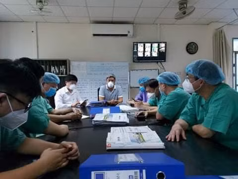 Thứ trưởng Bộ Y tế Nguyễn Trường Sơn làm việc về công tác điều trị cho các bệnh nhân nặng với Bệnh viện Trung ương Huế (Ảnh: Anh Văn) Thứ trưởng Bộ Y tế Nguyễn Trường Sơn làm việc về công tác điều trị cho các bệnh nhân nặng với Bệnh viện Trung ương Huế (Ảnh: Anh Văn)