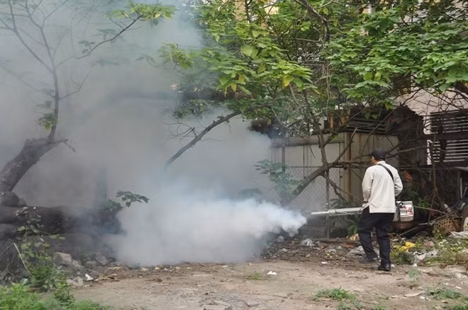 Hà Nội triển khai phun hóa chất diệt muỗi phòng bệnh sốt xuất huyết