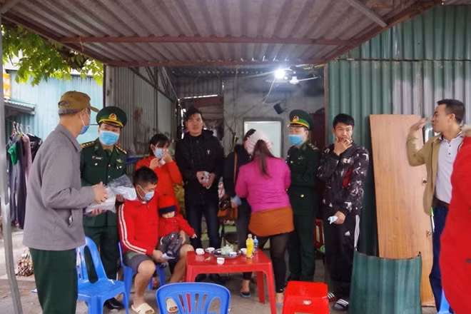 Ngoài phát khẩu trang, các cán bộ Biên phòng còn tuyên truyền người dân vùng giáp biên không xuất cảnh trái phép sang Trung Quốc