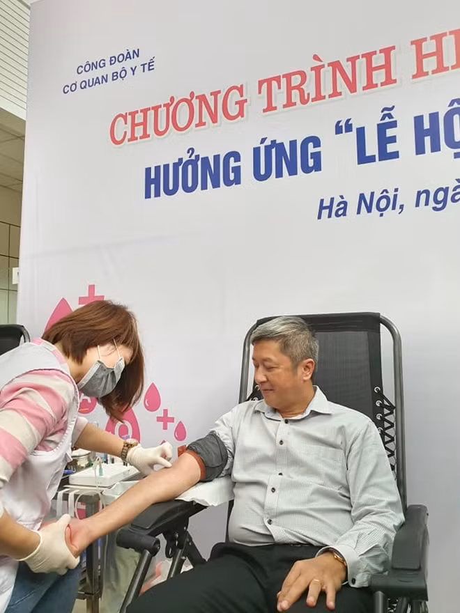 Thứ trưởng Bộ Y tế Nguyễn Trường Sơn hiến máu sáng 12/3