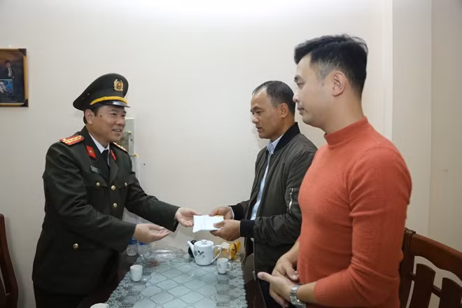 Đại tá Đỗ Văn Lực trao số tiền 200 triệu đồng cho gia đình Liệt sĩ Dương Đức Hoàng Quân