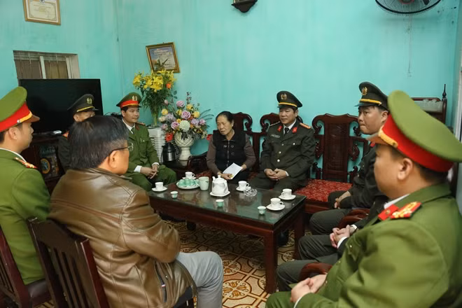 ...và động viên, thăm hỏi gia đình Đại tá Nguyễn Huy Thịnh