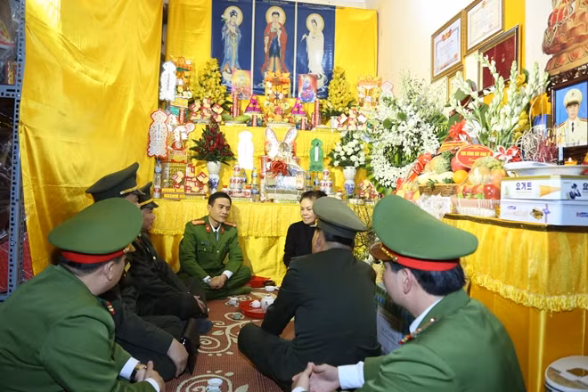 Đoàn công tác thăm hỏi, động viên gia đình Liệt sĩ Phạm Công Huy...