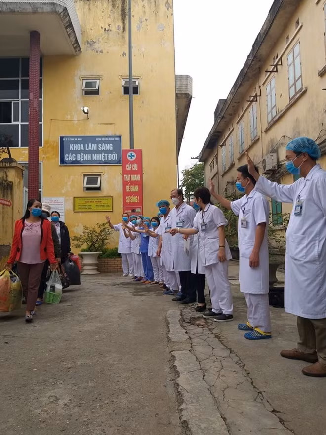 Các bệnh nhân sau khi ra viện tiếp tục được cách ly theo dõi sức khỏe trong 14 ngày