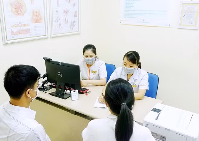 BS Lê Thị Thu Hiền, Phó Giám đốc Bệnh viện Nam học và Hiếm muộn đang tư vấn cho cặp vợ chồng làm kỹ thuật thụ tinh trong ống nghiệm
