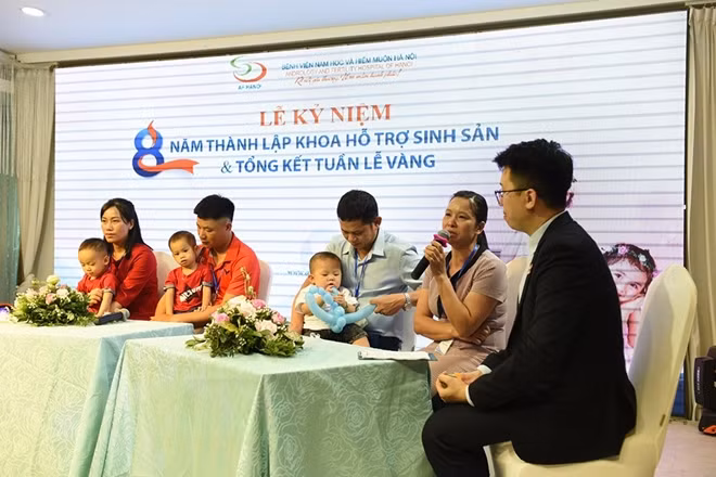 Vợ chồng chị Nguyễn Thị Minh đang chia sẻ về hành trình 20 năm chạy chữa hiếm muộn đã mang đến "quả ngọt" là bé trai kháu khỉnh 9 tháng tuổi