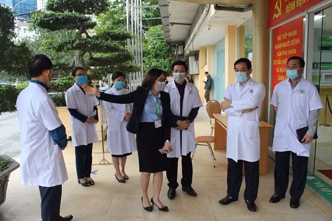 Đoàn công tác kiểm tra tại Bệnh viện Phụ sản Hà Nội