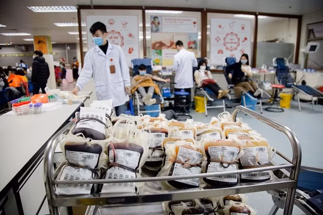 Hưởng ứng sự kêu gọi, người dân đã đến Viện HHTMTƯ hiến máu