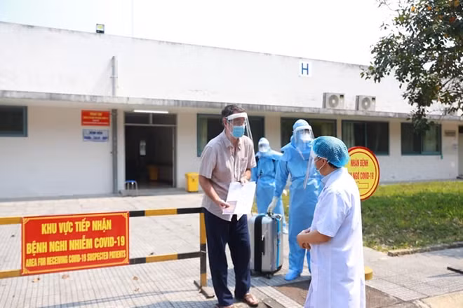 Bệnh nhân người Anh, 58 tuổi, điều trị tại Bệnh viện Trung ương Huế đã khỏi bệnh sau 2 lần cho kết quả xét nghiệm âm tính