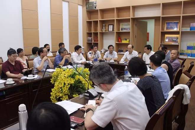 Các chuyên gia họp chiều 7/5