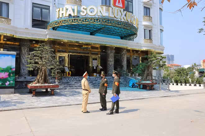 Bảo vệ tại điểm cách ly khách sạn Thái Sơn