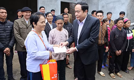 Chủ tịch Trần Thanh Mẫn tặng quà cho các hộ nghèo tại xã Bằng Lang, huyện Quang Bình, tỉnh Hà Giang. Chủ tịch Trần Thanh Mẫn tặng quà cho các hộ nghèo tại xã Bằng Lang, huyện Quang Bình, tỉnh Hà Giang.