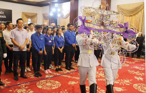 Học sinh, sinh viên và Đoàn TNCSHCM viếng cố Thủ tướng Phan Văn Khải.