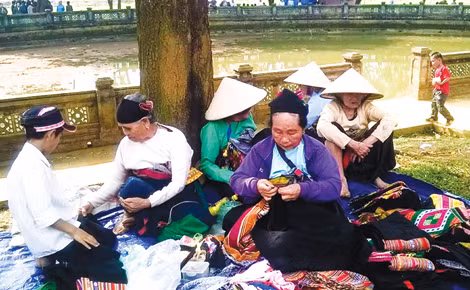 Một góc phiên chợ ngày Tết của người Mường.