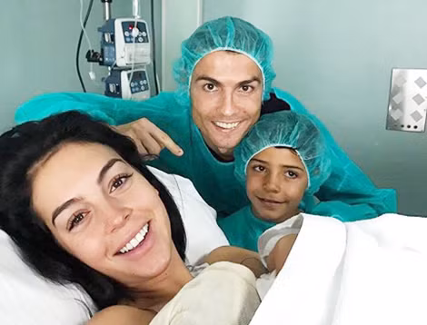 Ronaldo cùng con trai cả đến bệnh viện chúc mừng Georgina sinh con. Ronaldo cùng con trai cả đến bệnh viện chúc mừng Georgina sinh con.
